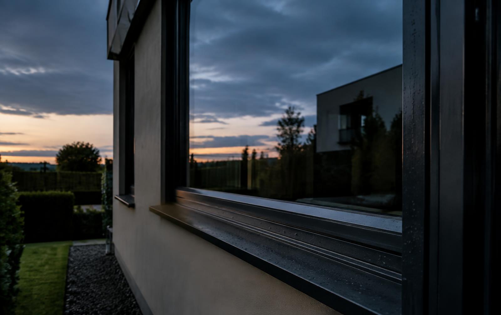 Glasheldere ramen van een woning